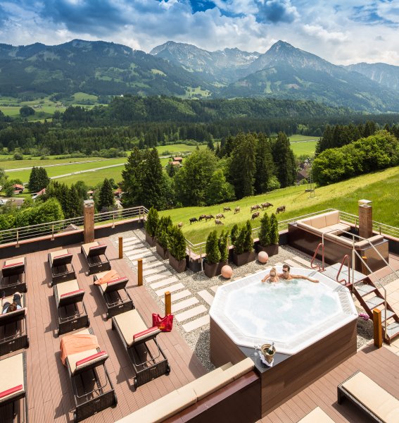 Traumhafter Ausblick von der Terrasse des Hotel Tannecks über Fischen.