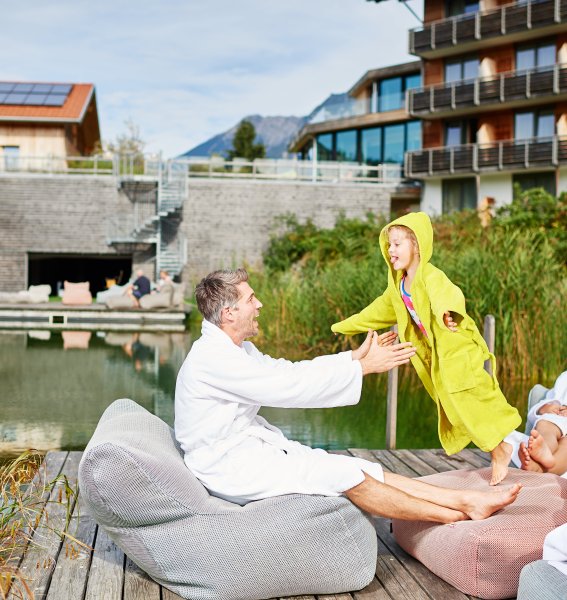 Eine Familie genießt ihren Urlaub im Hotel Oberstdorf am Naturteich