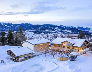Außenansicht vom Kühberg - Das Hotel über Oberstdorf im Winter