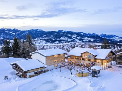 Kühberg Das Hotel über Oberstdorf Winter Außenansicht