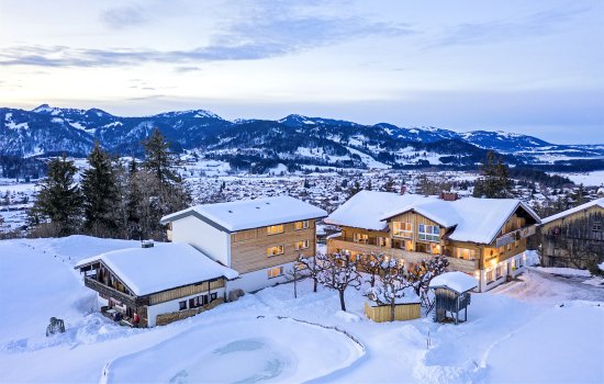 Kühberg Das Hotel über Oberstdorf Winter Außenansicht Außenansicht vom Kühberg - Das Hotel über Oberstdorf im Winter