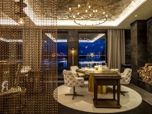 Einblick in eines der Restaurants im Travel Charme Ifen Hotel in Kleinwalsertal