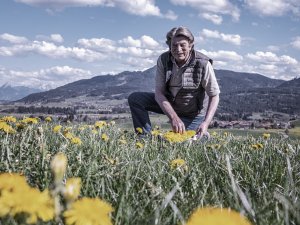 Hotelier des Wellnesshotel Mittelburg in Oy-Mittelberg in der Natur