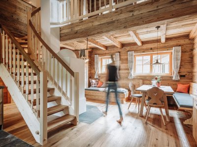 Einblick in eines der Chalets im Alpzitt Chalet im Dorf in Burgberg mit Blick auf eine gemütliche Sitzecke und die Treppe nach oben