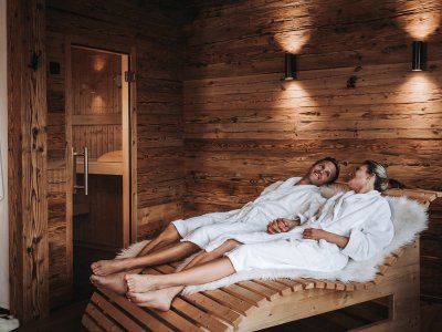 Ein Pärchen genießt die Zweisamkeit in der Sauna im Alpzitt Chalet im Dorf in Burgberg