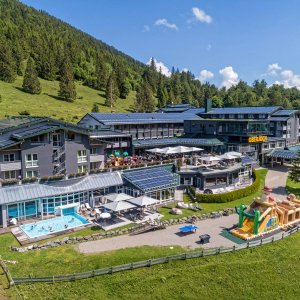 Außenansicht vom Oberjoch Familux Resort im Sommer
