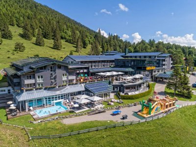 Außenansicht vom Oberjoch Familux Resort im Sommer
