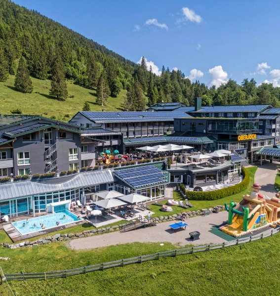 Außenansicht vom Oberjoch Familux Resort im Sommer