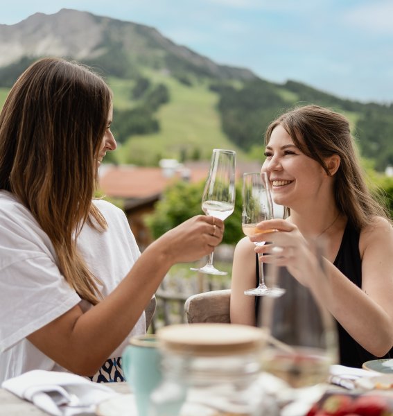 Zwei Freundinnen genießen ihren Urlaub im Alpin Chalet in Oberjoch