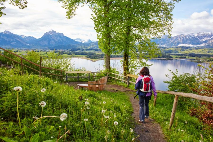 Eine Frau beim Wandern in der Umgebung rund um das Biohotel Eggensberger in Füssen / Hopfen am See
