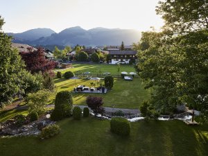 Außenansicht vom Hotel Rosenstock in Fischen im Sommer mit Vogelperspektive vom Garten