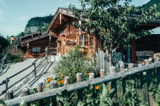 Sommerliche Außenansicht des Alpzitt Chalet Dorfs in Burgberg.