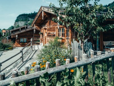 Sommerliche Außenansicht des Alpzitt Chalet Dorfs in Burgberg.
