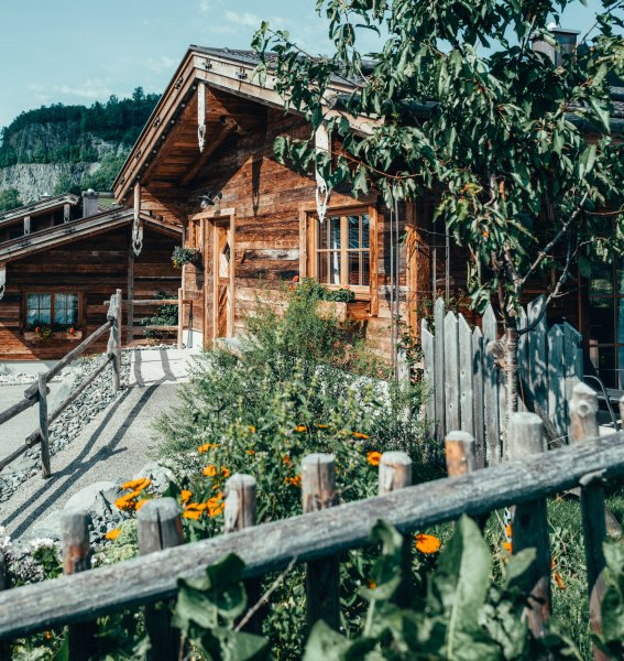 Sommerliche Außenansicht des Alpzitt Chalet Dorfs in Burgberg.