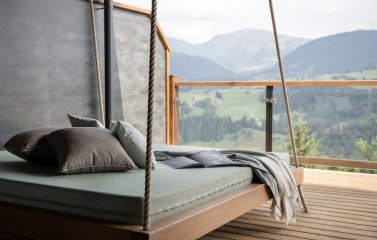 Gemütliche Hängeliege auf dem Balkon eines der Zimmer im Bergkristall - Mein Resort im Allgäu in Oberstaufen