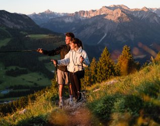 Zwei Personen beim wandern in den umliegenden Bergen rund um das Panoramahotel Oberjoch