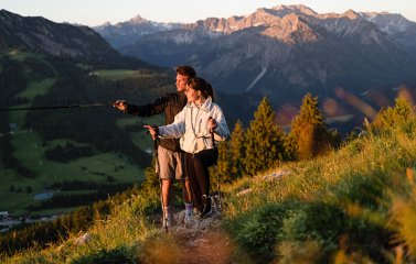 Zwei Personen beim wandern in den umliegenden Bergen rund um das Panoramahotel Oberjoch
