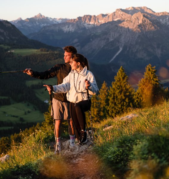 Zwei Personen beim wandern in den umliegenden Bergen rund um das Panoramahotel Oberjoch