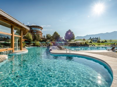 Sonnenalp Resort Außenansicht Sommer Außenansicht des Sonnenalp Resort in Ofterschwang im Sommer