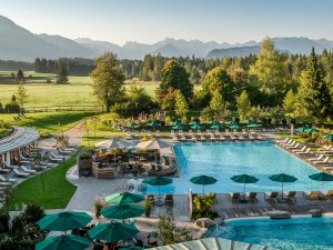 Außenansicht des Sonnenalp Resort in Ofterschwang im Sommer