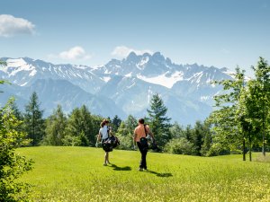 Zwei Personen auf dem Golfplatz im Sonnenalp Resort in Ofterschwang