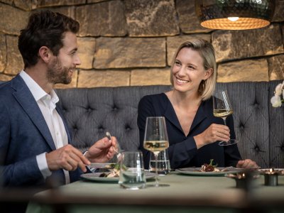 Sonnenalp Resort Mahlzeit Zwei Personen genießen eine Mahlzeit im Sonnenalp Resort in Ofterschwang