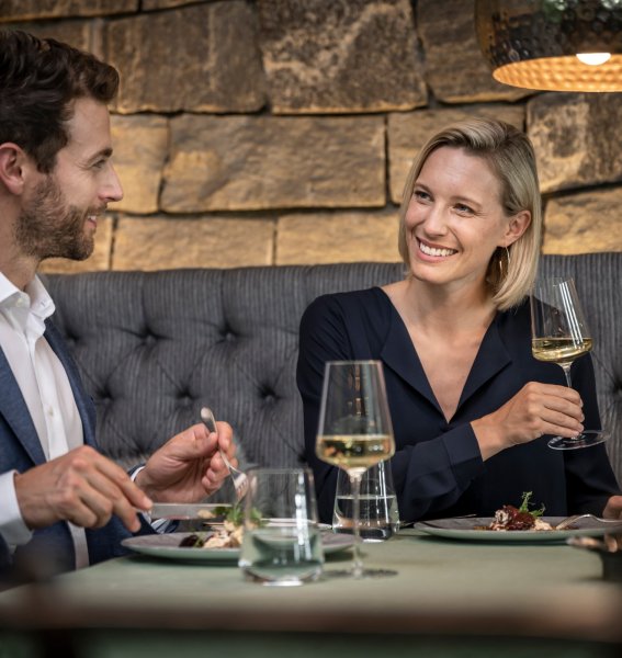 Sonnenalp Resort Mahlzeit Zwei Personen genießen eine Mahlzeit im Sonnenalp Resort in Ofterschwang