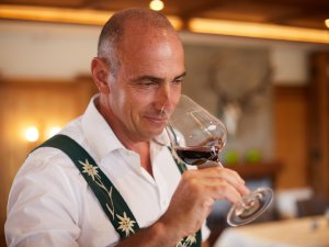 Der Hotelier im Hanusel Hof in Weitnau probiert einen Wein