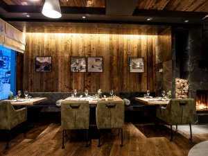 Einblick in eines der Restaurants im A-Rosa Ifen Hotel Kleinwalsertal