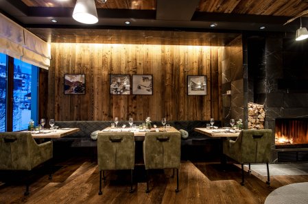 Einblick in eines der Restaurants im A-Rosa Ifen Hotel Kleinwalsertal