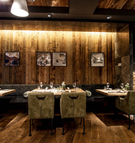 Einblick in eines der Restaurants im A-Rosa Ifen Hotel Kleinwalsertal