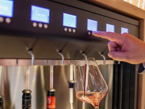 Die Weinlounge im Hotel Sommer in Füssen bietet dem Gast die Möglichkeit Wein auf Knopfdruck auszuschenken