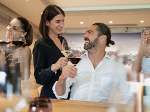 Gäste im Hotel Sommer in Füssen nehmen an einem Weintasting teil