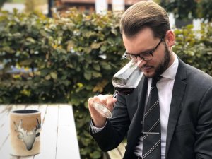 Der Hoteldirektor vom Hotel Sommer in Füssen probiert einen Schluck Wein