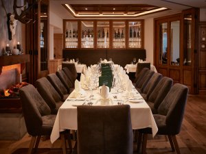 Blick auf eine festlich geschmückte große Tafel im Restaurant im Hanuse Hof in Weitnau