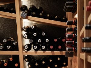 Einblick in die gut gefüllte Vinothek im Bergkristall - Mein Resort im Allgäu in Oberstaufen
