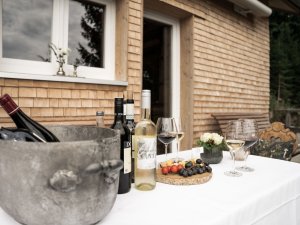 Ansprechend angerichteter Tisch mit verschiedenen Weinen im Bergkristall - Mein Resort im Allgäu in Oberstaufen