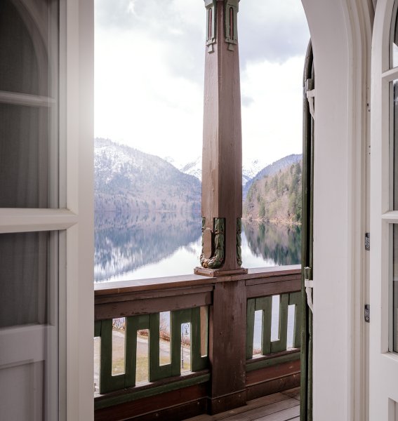 Blick aus einem tollen Zimmer des AMERON Neuschwanstein Hotels in die verschneite Winterlandschaft von Schwangau.