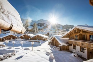 Außenansicht der Alpin Chalets im Oberjoch im Winter mit Blick auf die einzelnen Gebäude und die umliegende Landschaft
