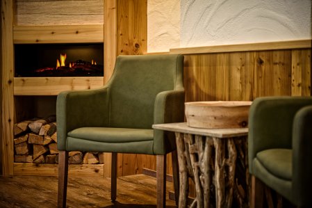 Gastraum im Hotel Mühlenhof in Oberstaufen mit Kamin und gemütlichen Sitzgelegenheiten