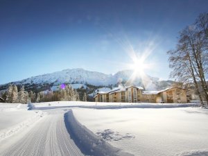 Außenansicht vom Panoramahotel Oberjoch im Winter
