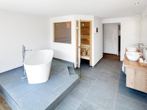 Wellnessbereich mit Sauna und freistehender Badewanne im eigenen Zimmer im Kühberg - Das Hotel über Oberstdorf