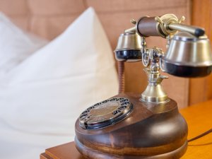 Antikes Telefon in den Zimmern im Hotel Mohren in Oberstdorf