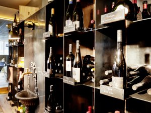 Zahlreiche Weine schön in Regalen zur Ansicht bereitgestellt im Hotel König Ludwig in Schwangau