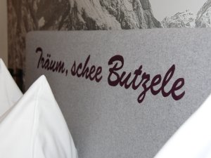 Einblick in eines der Zimmer im Allgäuhotel Tanneck in Fischen im Allgäu