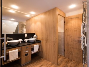 Einblick in das Badezimmer im Allgäuhotel Tanneck in Fischen im Allgäu