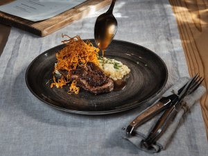 Ansprechend angerichtete Speise im Alpzitt Chalets im Dorf in Burgberg