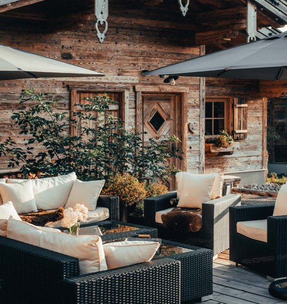 Blick auf die Terrasse mit gemütlichen Sitzgelegenheiten im Alpzitt Chalets im Dorf in Burgberg