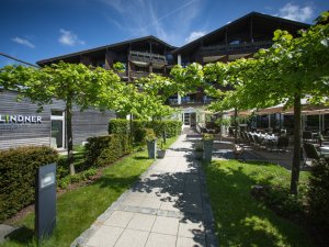 Außenansicht vom Parkhotel Lindner in Oberstaufen im Sommer