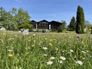 Außenansicht vom Parkhotel Lindner in Oberstaufen im Sommer
